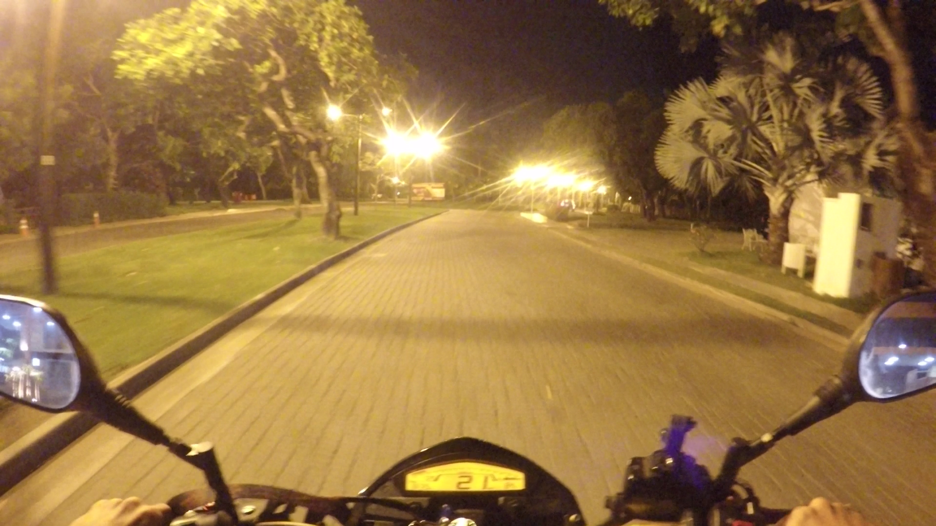 http://videos.introcdc.com/Canal/MotoVlog/Serjona/Indo Random Halloween/GOPR5746.00_06_54_40.Quadro002.png